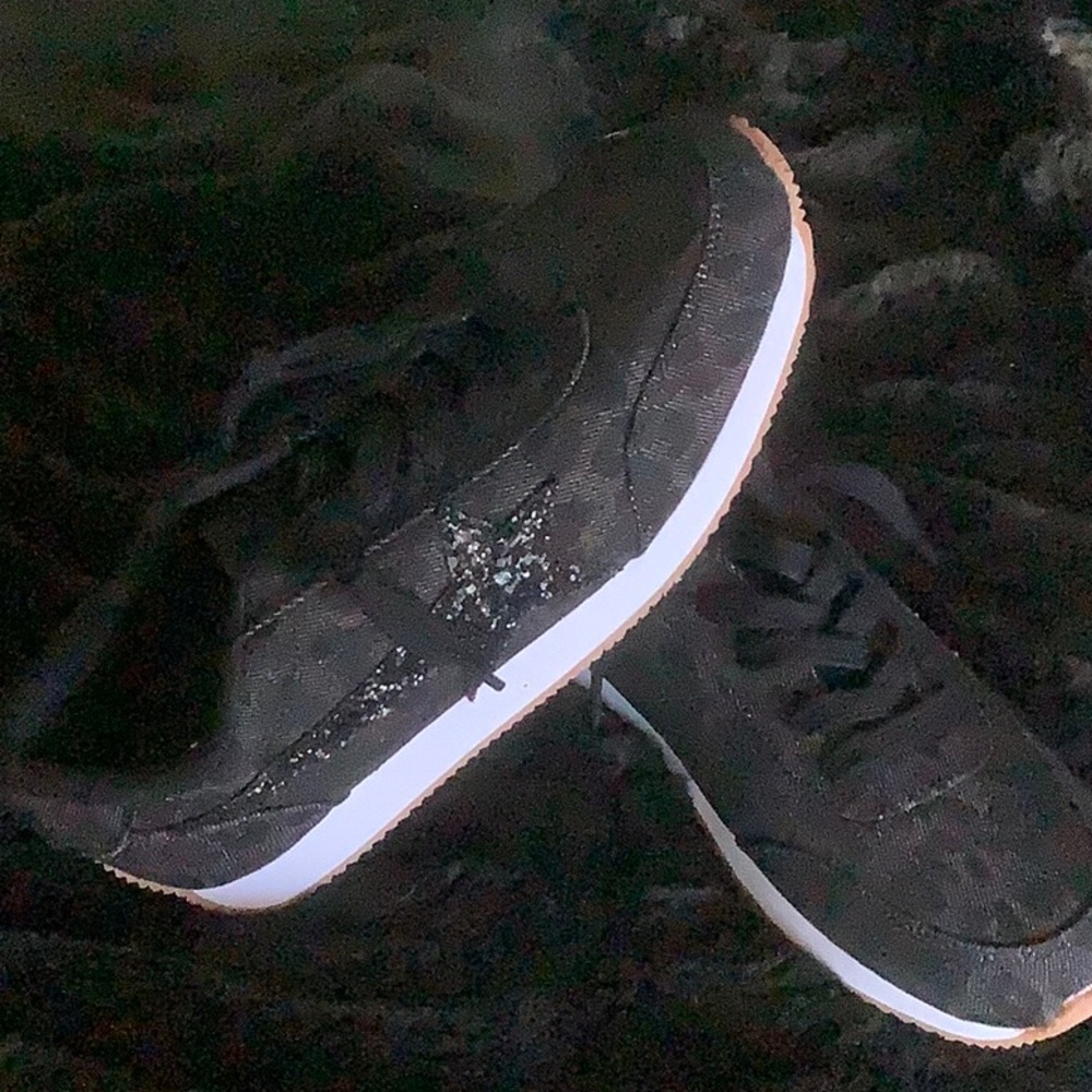 Animal print black tennis shoes glitter star on side cuteeee